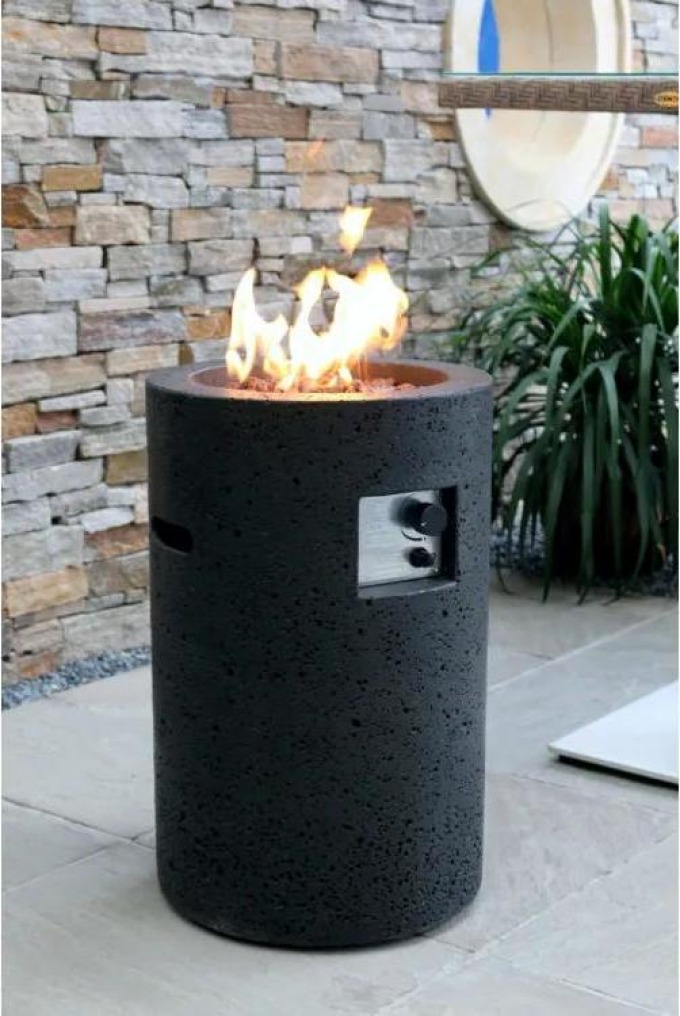 Venkovní ohniště černého válcového tvaru LAVA TUBE - ideální doplněk na terasu či do zimní zahrady pro ty, kteří si chtějí užívat teplo a atmosféru otevřeného ohně