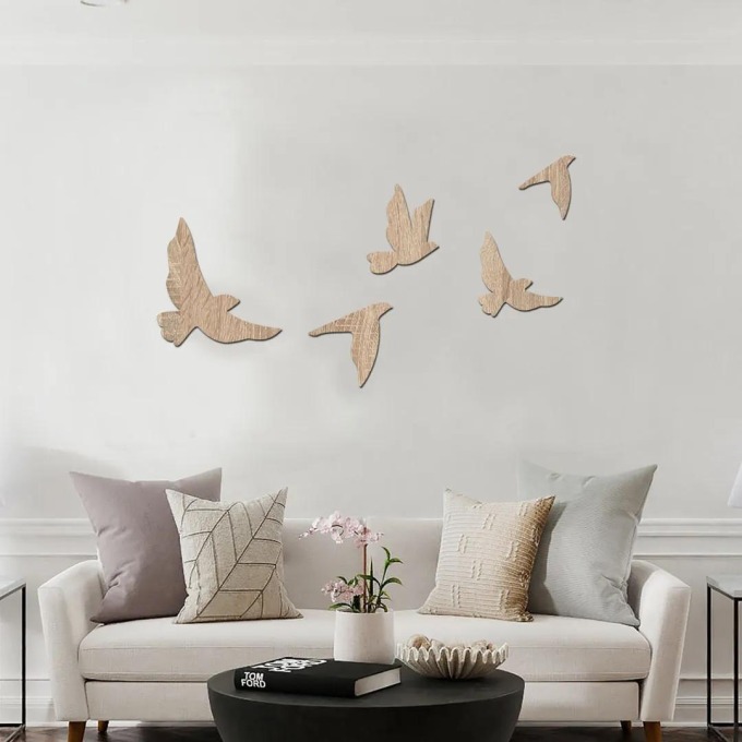Dřevěná dekorace s motivem létajících ptáků, rozměry 15-20 cm, světlý dub
