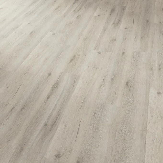 Bíle vybělená skandinávská dubová lepená vinylová podlaha Conceptline s nejvyšším certifikátem emisního standardu