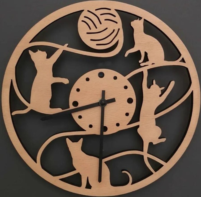 Dřevěné hodiny nástěnné kulaté s motivem hrajících si koček, vyrobené z masivního dřeva, průměr 25 cm