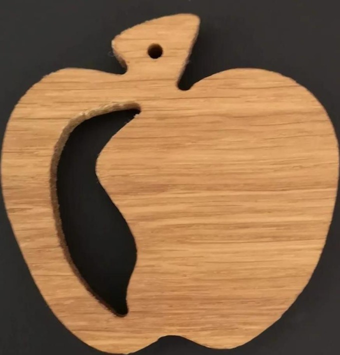 AMADEA Dřevěná ozdoba z masivu prořezávaná - jablko 6 cm