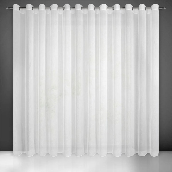 Bílá záclona na kroužcích s jemnou strukturou deště, která dodá interiéru svěžest a přirozený vzhled