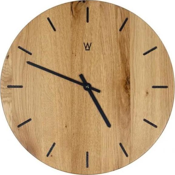 Dřevěné nástěnné hodiny s vyfrézovanými čárami a jednoduchým designem, které dodají Vašemu domovu útulnou atmosféru