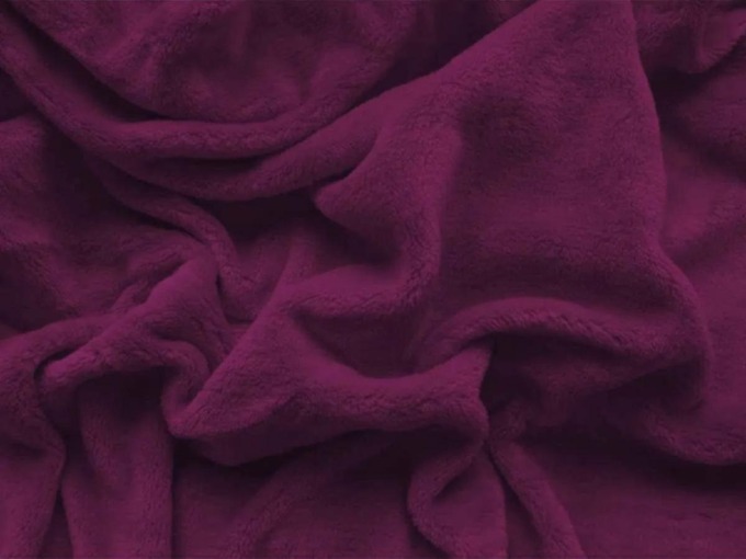 Mikroplyšové prostěradlo Exclusive v odstínu borůvkové barvy, které připomene hebkost plyšových kožíšků a promění vaši postel v teplé místo ke spánku