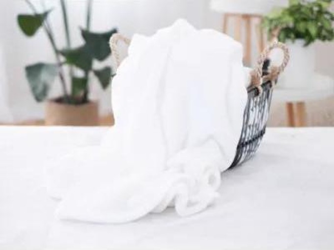 Deka mikroplyš 200 × 220 cm – Laura bílá: Rychleschnoucí, hebká a hřejivá deka mikroplyš pro zdravý a teplý spánek
