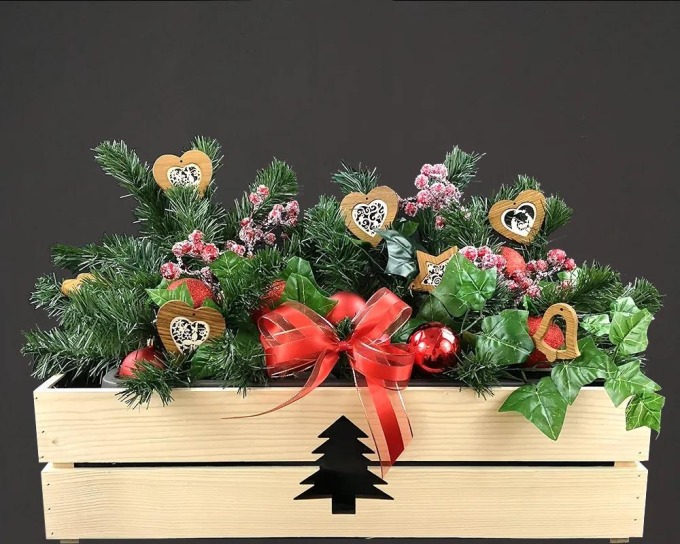 AMADEA Dřevěný vánoční truhlík se stromečkem přírodní, uvnitř s černou fólií, 62x21,5x17cm, český výrobek
