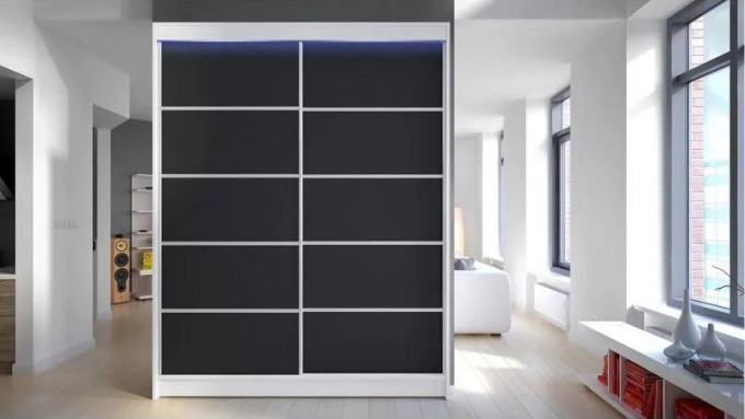 Posuvná skříň Belgia IV, Barva: bílá / černá, Osvětlení: osvětlení LED RGB - barevné
