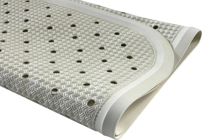 Protiskluzová podložka do vany s přísavkami, drenážními otvory a TUV certifikátem na protiskluznost, vyrobená z přírodní gumy, rozměr 76x34 cm, bílá