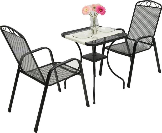Malé kovové posezení pro dvě osoby s elegantními židlemi a čtvercovým stolem s otvorem pro slunečník