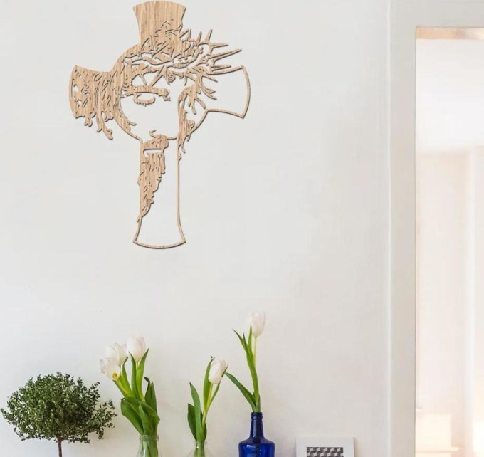 Dřevěný kříž s ježíšem na zeď - jedinečná dřevěná dekorace s motivem ježíše a kříže pro vyzdobení obývacího pokoje