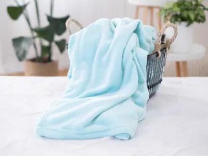 Mikroplyšová deka 200 × 220 cm - Laura mentolová, rychleschnoucí, hebká a hřejivá