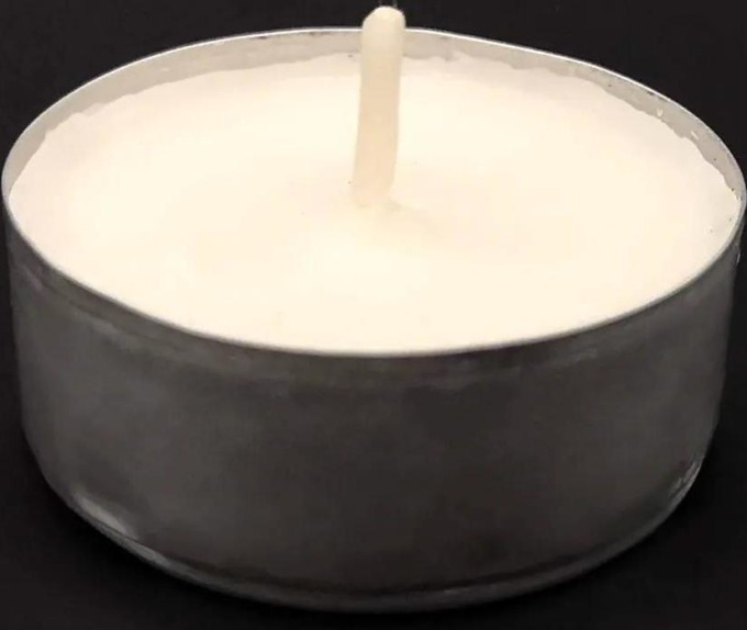 Bílá čajová svíčka pro romantickou atmosféru