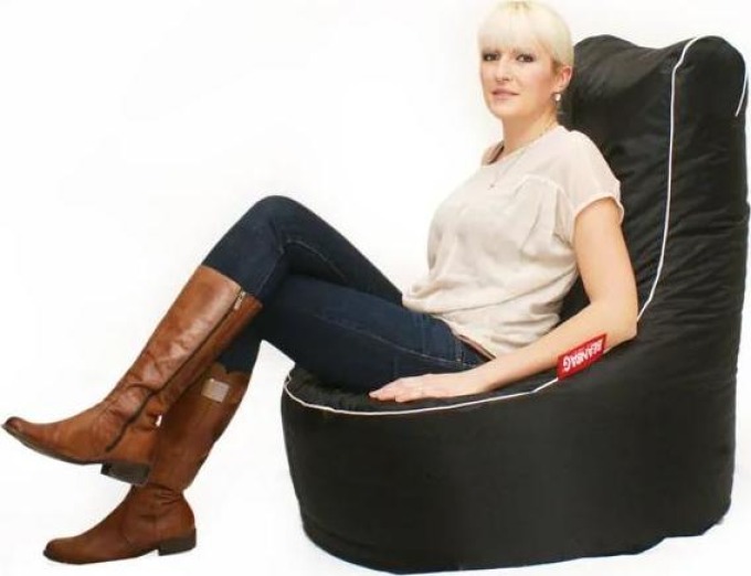 Moderní sedací vak OutBag Black s tisíci polystyrenovými kuličkami, který se přizpůsobí vašemu tělu a je snadno udržovatelný