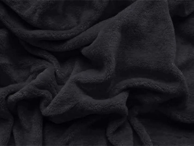 Mikroplyšové prostěradlo Exclusive - černé 140x200 cm, které vám připomene hebké kožíšky vašich plyšáků a navodí klidnou tlumenou atmosféru v zimních měsících
