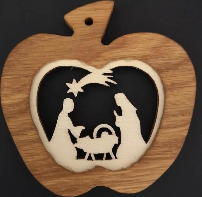 Dřevěná ozdoba s vkladem - jablko s betlémem 7 cm