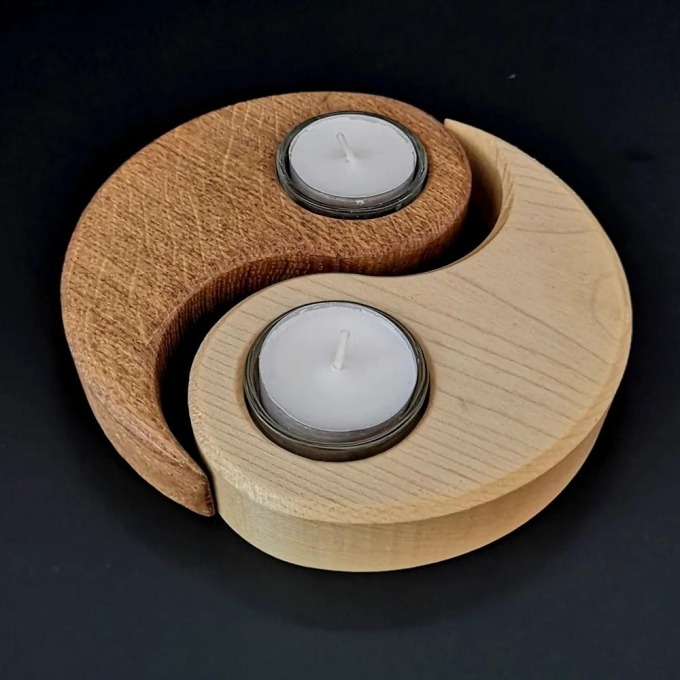 Dřevěný svícen jin - jang vyrobený z masivního dřeva s kalíšky na svíčky
