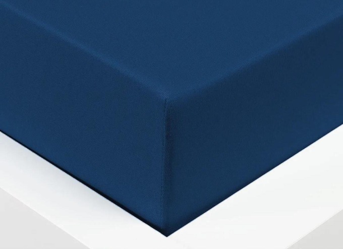 Napínací jersey prostěradlo Exclusive - tmavě modré 90x200 cm, vyrobeno z 100% bavlny s vysokou stálobarevností, prodyšné a vhodné pro celoroční využití, navodí klidnou a vyrovnanou energii v místnosti, příjemný na dotyk a dobře absorbuje vlhkost