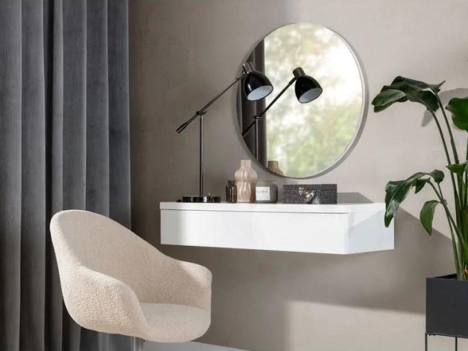 Toaletní stolek s bílým zrcadlem, který spojuje funkčnost s estetikou