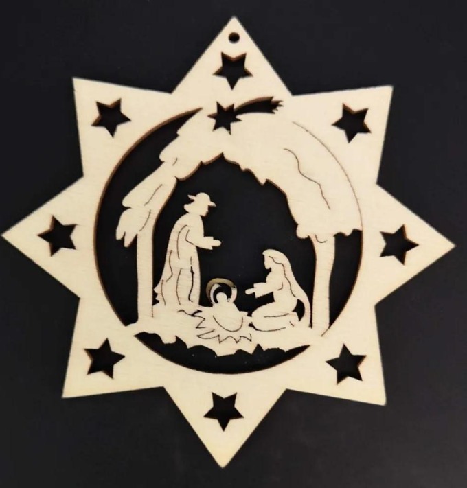 AMADEA Dřevěná ozdoba hvězda s betlémem 8 cm
