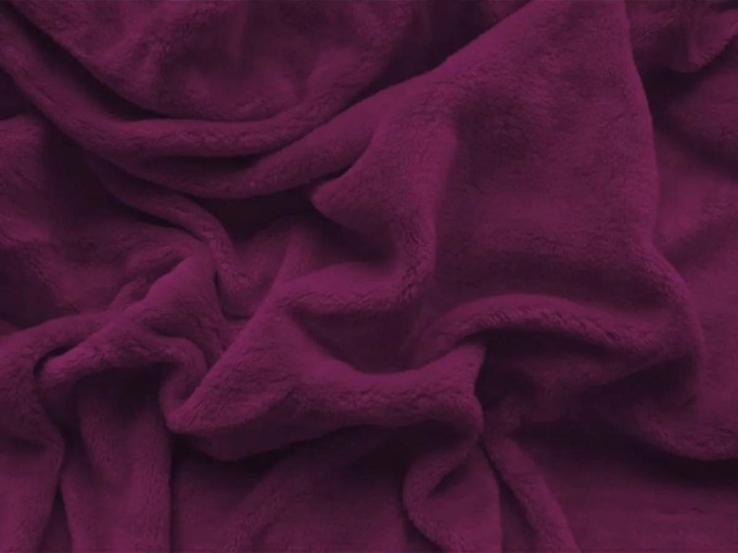 Mikroplyšové prostěradlo Exclusive v borůvkové barvě, rozměry 200x220 cm, přináší pocit hebkosti a tepla na vaši postel