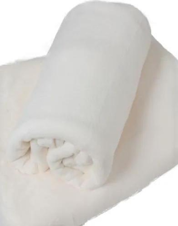 Hebká bílá smetanová deka z mikrovlákna pro příjemné chvíle relaxace