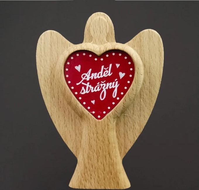 Dřevěný anděl s vkladem - srdíčko s textem Anděl strážný, vyrobený z masivního dřeva, výška 11 cm