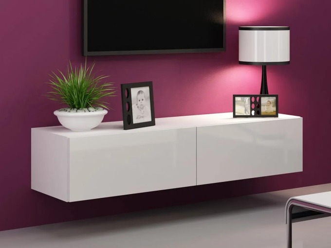 Moderní závěsná skříň RTV Zigo 140 s lesklými předními částmi v bílé barvě dodává do obývacího pokoje styl a eleganci