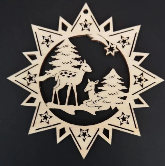 AMADEA Dřevěná ozdoba hvězda se srnkami 9 cm