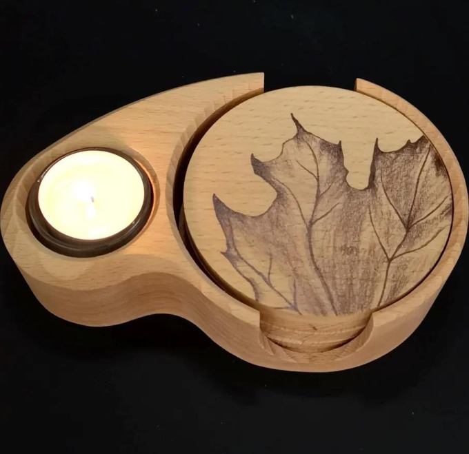 Dřevěný stojánek na podtácky ve tvaru ledviny a svícen 2v1 s potištěnými kulatými tácky a skleněným kalíškem na čajovou svíčku, vyrobený z masivního dřeva buku, rozměr 18,5x12,5x4,5 cm