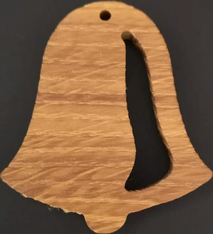 AMADEA Dřevěná z ozdoba z masivu prořezávaná - zvonek 6 cm