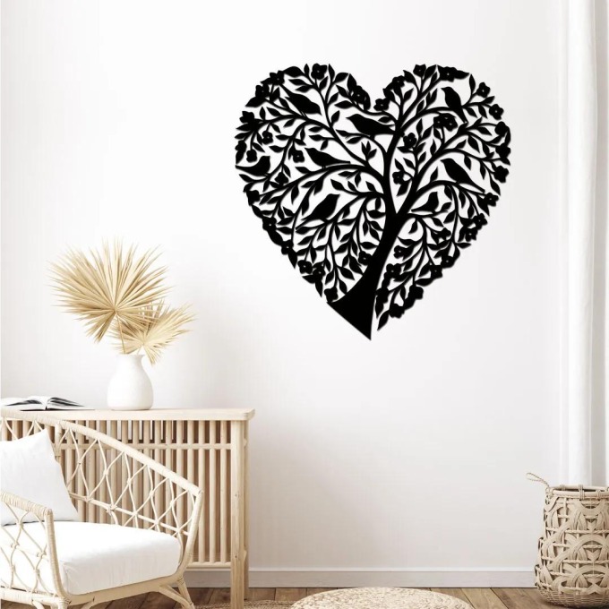 Dřevěná dekorace na zeď s vyřezávaným zpívajícím srdcem, černý barevný vzor, rozměry 40x40 cm