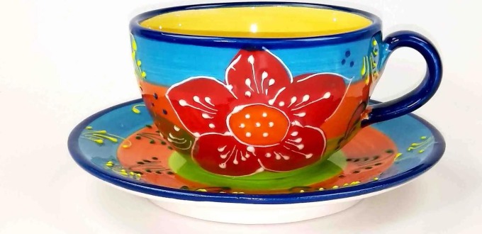 Šálek na čaj s červenou květinou - ručně vyráběný keramický šálek s podšálkem, vhodný do myčky nádobí a mikrovlnné trouby