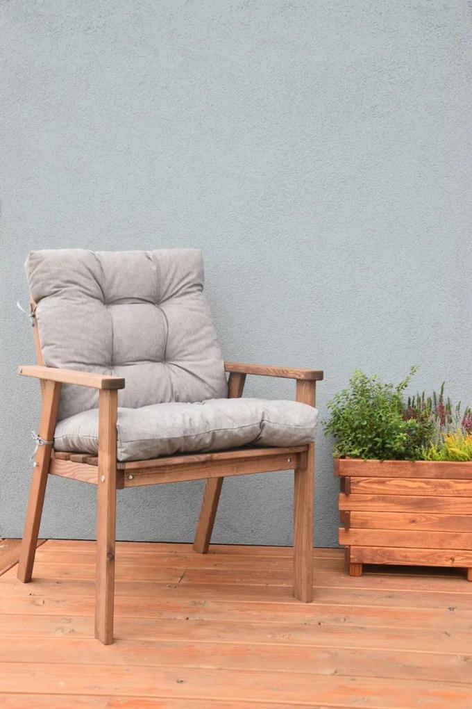 Dřevěné zahradní křeslo s polstrem v hnědém provedení nabízí moderní design, kvalitní zpracování a pohodlné sezení na měkkých polštářích