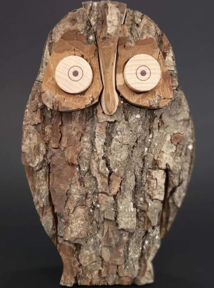 Dřevěná dekorativní sova s kůrou, vyrobená z masivního dřeva olše a buku, výška 16 cm