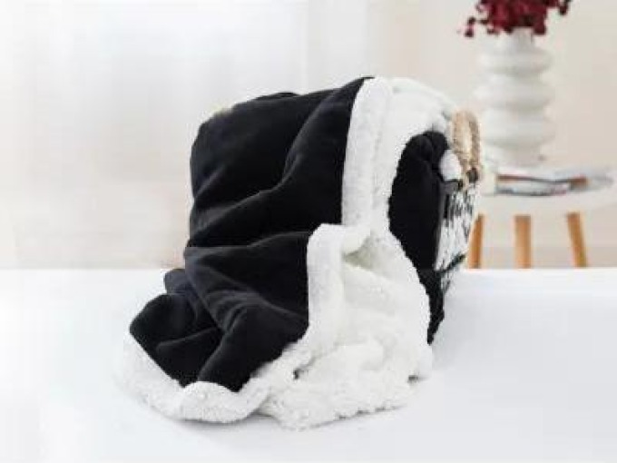 Mikroplyšová černá deka o rozměrech 150 × 200 cm je dokonalým doplňkem pro útulný interiér, který vás zahřeje a přinese pocit pohodlí