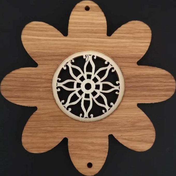 AMADEA Dřevěná ozdoba z masivu s vkladem - květ s kvítkem 10 cm