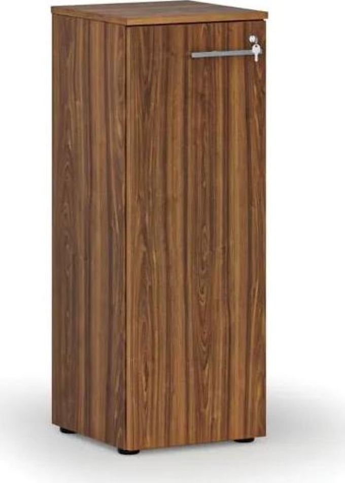 Nízká kancelářská skříň s dveřmi PRIMO WOOD, 1087 x 400 x 420 mm, ořech