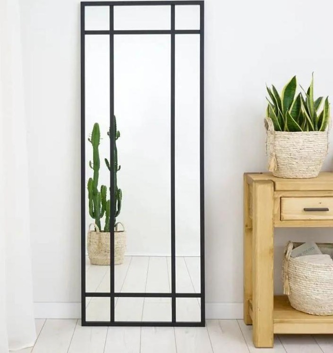 Stojací hranaté zrcadlo Loft s černým rámem - praktický pomocník při upravování vzhledu a skvělý dekorační prvek pro vaši místnost